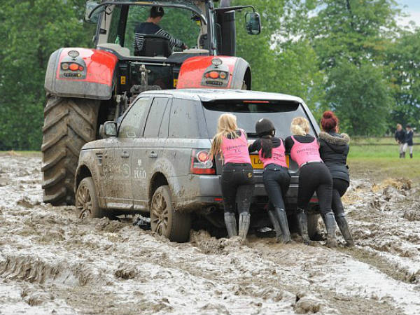ಕೆಸರಿನಲ್ಲಿ ಸಿಲುಕಿದ ಕಾರನ್ನು ಹೊರತೆಗೆಯುವ ವಿಧಾನ ಹೇಗೆ?