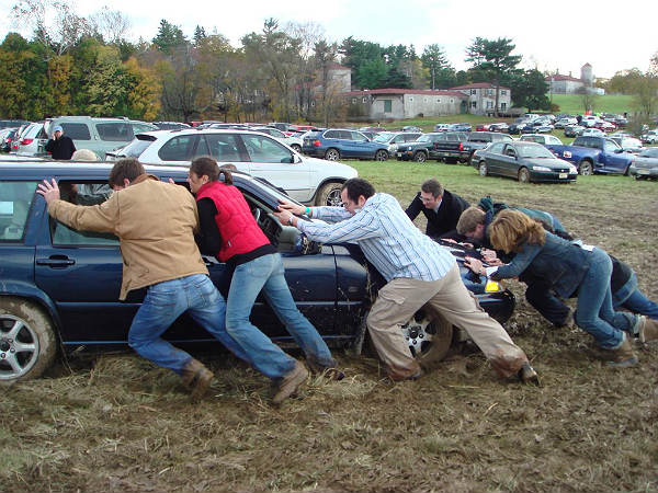 ಕೆಸರಿನಲ್ಲಿ ಸಿಲುಕಿದ ಕಾರನ್ನು ಹೊರತೆಗೆಯುವ ವಿಧಾನ ಹೇಗೆ?