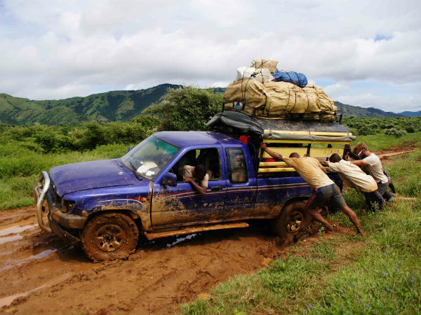 ಕೆಸರಿನಲ್ಲಿ ಸಿಲುಕಿದ ಕಾರನ್ನು ಹೊರತೆಗೆಯುವ ವಿಧಾನ ಹೇಗೆ?