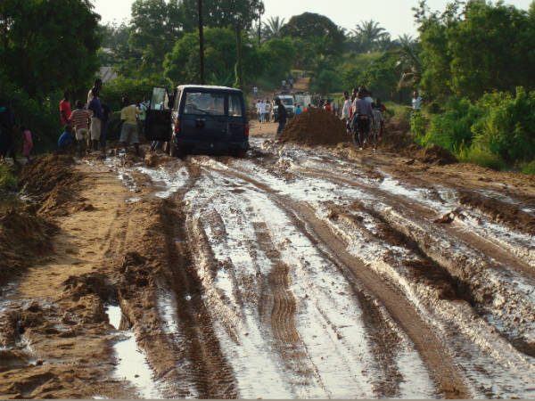 ಕೆಸರಿನಲ್ಲಿ ಸಿಲುಕಿದ ಕಾರನ್ನು ಹೊರತೆಗೆಯುವ ವಿಧಾನ ಹೇಗೆ?