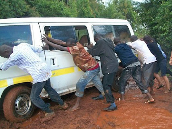 ಕೆಸರಿನಲ್ಲಿ ಸಿಲುಕಿದ ಕಾರನ್ನು ಹೊರತೆಗೆಯುವ ವಿಧಾನ ಹೇಗೆ?