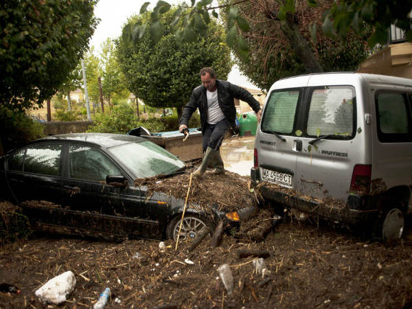 ಕೆಸರಿನಲ್ಲಿ ಸಿಲುಕಿದ ಕಾರನ್ನು ಹೊರತೆಗೆಯುವ ವಿಧಾನ ಹೇಗೆ?