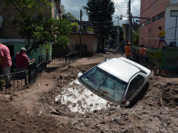 ಕೆಸರಿನಲ್ಲಿ ಸಿಲುಕಿದ ಕಾರನ್ನು ಹೊರತೆಗೆಯುವ ವಿಧಾನ ಹೇಗೆ?
