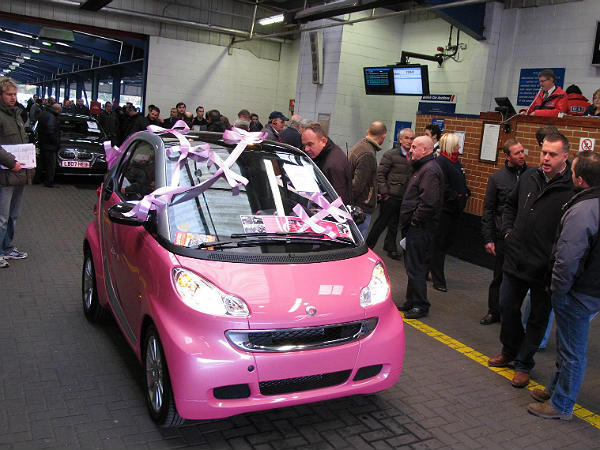 ಗುಲಾಬಿ ಬಣ್ಣದ ಕಾರನ್ನು ಇಷ್ಟಪಡುವ ನಾರಿಯರು