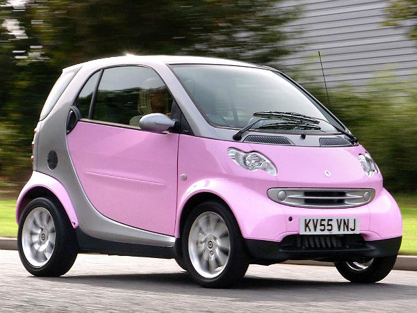 ಗುಲಾಬಿ ಬಣ್ಣದ ಕಾರನ್ನು ಇಷ್ಟಪಡುವ ನಾರಿಯರು