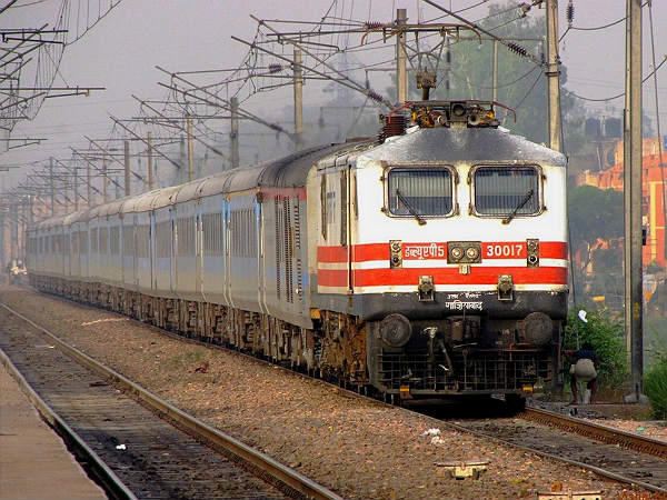 10. ನವದೆಹಲಿ-ಲಕ್ನೋ ಶತಾಬ್ದಿ 