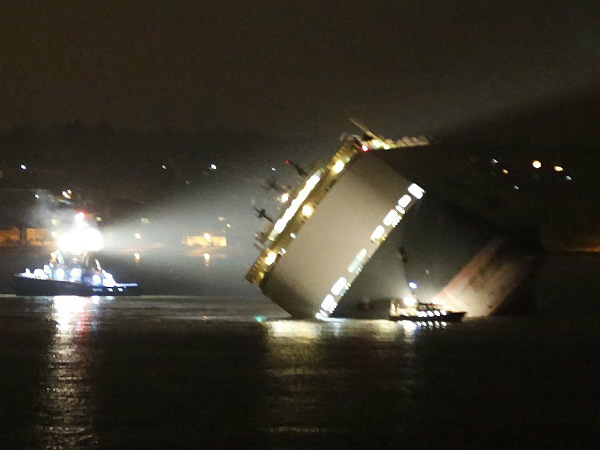ಸಮುದ್ರ ತೀರದಲ್ಲಿ ಮಗುಚಿದ ಹಡಗು