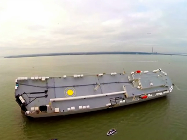 ಸಮುದ್ರ ತೀರದಲ್ಲಿ ಮಗುಚಿದ ಹಡಗು