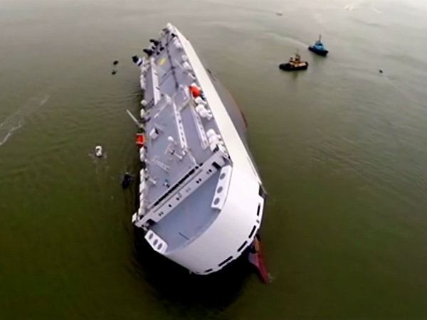 ಸಮುದ್ರ ತೀರದಲ್ಲಿ ಮಗುಚಿದ ಹಡಗು