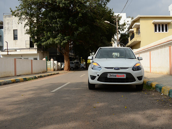 01. ಗಾಡಿ ರಸ್ತೆ ಬದಿಯಲ್ಲಿ ನಿಲುಗಡೆಗೊಳಿಸಿ