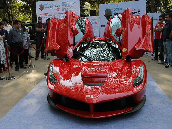 2015 ಪಾರ್ಕ್ಸ್ ಸೂಪರ್ ಕಾರು ರಾಲಿಯಲ್ಲಿ ಲಾಫೆರಾರಿ ಕಲರವ