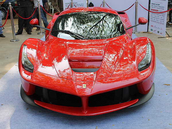 2015 ಪಾರ್ಕ್ಸ್ ಸೂಪರ್ ಕಾರು ರಾಲಿಯಲ್ಲಿ ಲಾಫೆರಾರಿ ಕಲರವ