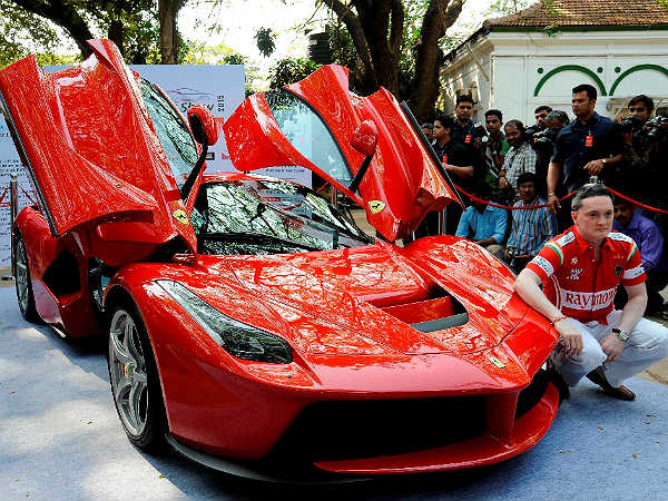 2015 ಪಾರ್ಕ್ಸ್ ಸೂಪರ್ ಕಾರು ರಾಲಿಯಲ್ಲಿ ಲಾಫೆರಾರಿ ಕಲರವ