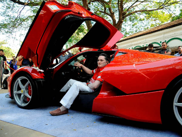 2015 ಪಾರ್ಕ್ಸ್ ಸೂಪರ್ ಕಾರು ರಾಲಿಯಲ್ಲಿ ಲಾಫೆರಾರಿ ಕಲರವ