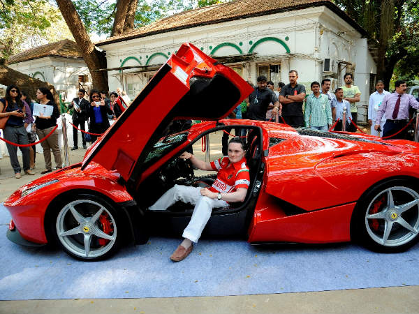 2015 ಪಾರ್ಕ್ಸ್ ಸೂಪರ್ ಕಾರು ರಾಲಿಯಲ್ಲಿ ಲಾಫೆರಾರಿ ಕಲರವ