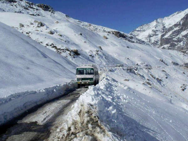 14. ಹಿಮ ರಸ್ತೆಯ ಸುಂದರ ದೃಶ್ಯ