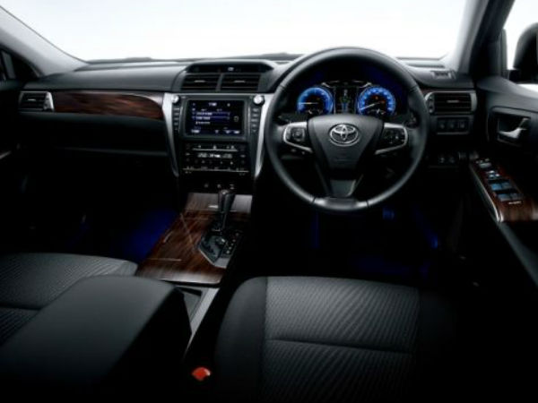 ಟೊಯೊಟಾ ಕ್ಯಾಮ್ರಿ ಹೈಬ್ರಿಡ್ ಕಾರು ಬಿಡುಗಡೆ 