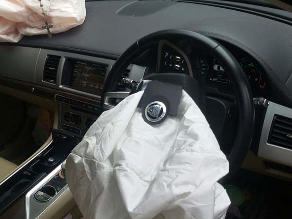 ಭೀಕರ ರಸ್ತೆ ಅಪಘಾತ; ಜಾಗ್ವಾರ್ ಗೆ ಶರಣಾದ ಟಿಪ್ಪರ್