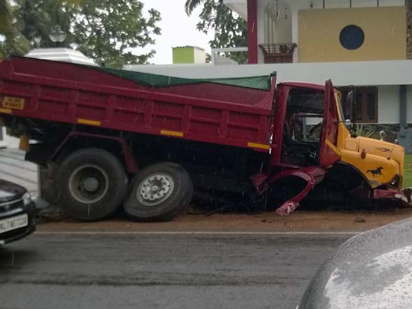 ಭೀಕರ ರಸ್ತೆ ಅಪಘಾತ; ಜಾಗ್ವಾರ್ ಗೆ ಶರಣಾದ ಟಿಪ್ಪರ್