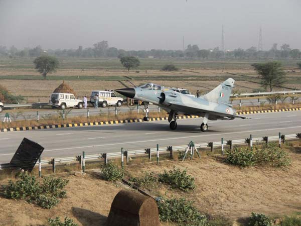 ಯಮುನಾ ಎಕ್ಸ್‌ಪ್ರೆಸ್‌ವೇನಲ್ಲಿ ಯುದ್ಧ ವಿಮಾನ ಲ್ಯಾಂಡಿಂಗ್ ಯಶಸ್ವಿ ಪರೀಕ್ಷೆ