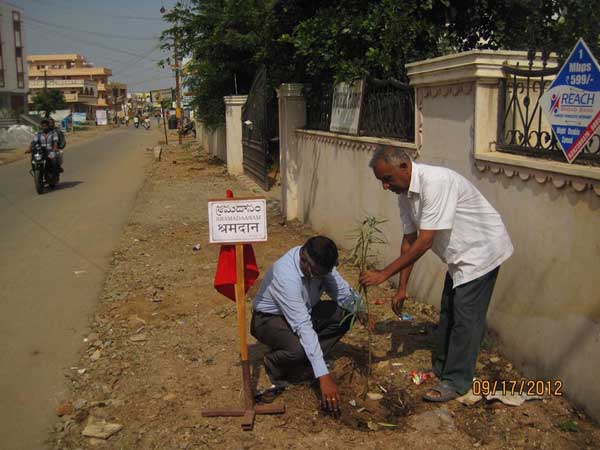 ಕಾಯಕವೇ ಕೈಲಾಸ: ರಸ್ತೆ ಗುಂಡಿಗೆ ಮಣ್ಣು ತುಂಬಿಸುವ ಶ್ರಮಜೀವಿ!
