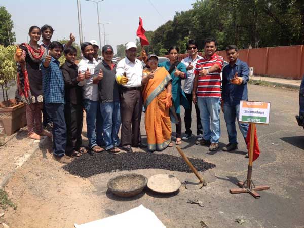 ಕಾಯಕವೇ ಕೈಲಾಸ: ರಸ್ತೆ ಗುಂಡಿಗೆ ಮಣ್ಣು ತುಂಬಿಸುವ ಶ್ರಮಜೀವಿ!