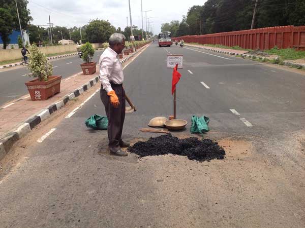 ಕಾಯಕವೇ ಕೈಲಾಸ: ರಸ್ತೆ ಗುಂಡಿಗೆ ಮಣ್ಣು ತುಂಬಿಸುವ ಶ್ರಮಜೀವಿ!