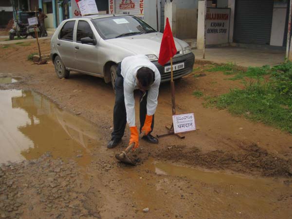 ಕಾಯಕವೇ ಕೈಲಾಸ: ರಸ್ತೆ ಗುಂಡಿಗೆ ಮಣ್ಣು ತುಂಬಿಸುವ ಶ್ರಮಜೀವಿ!