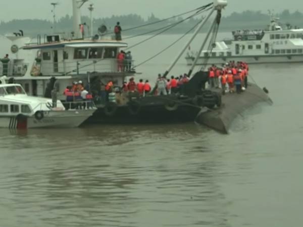 ಚೀನಾ ಚಂಡಮಾರುತ: ನದಿಯಲ್ಲಿ ಮುಳುಗಿದ ಹಡಗು; 400 ಪ್ರಯಾಣಿಕರು ನಾಪತ್ತೆ? 