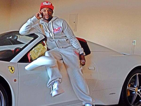 ಮೇವೆದರ್ ಬಳಿರುವ ಐಷಾರಾಮಿ ಕಾರುಗಳು ಹಾಗೂ ಅವುಗಳ ಬೆಲೆಯತ್ತ ಸಣ್ಣ ರೌಂಡ್ ಹಾಕೋಣವೇ? 