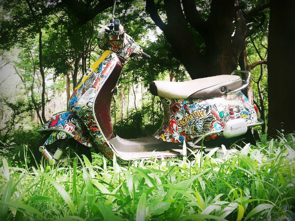 'ವೆಸ್ಪಾ' ಚೆಲುವೆಗೆ ಹೊಸ ವಿನ್ಯಾಸದ ಸೀರೆ ಉಡುಸಿದ ಯುವಕ 