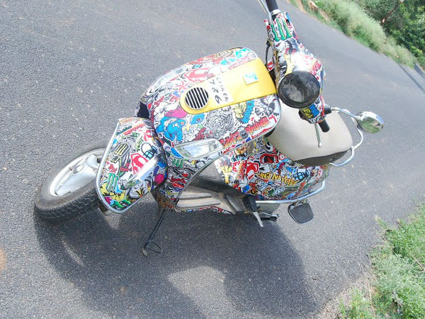 'ವೆಸ್ಪಾ' ಚೆಲುವೆಗೆ ಹೊಸ ವಿನ್ಯಾಸದ ಸೀರೆ ಉಡುಸಿದ ಯುವಕ 