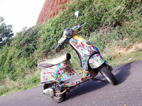 'ವೆಸ್ಪಾ' ಚೆಲುವೆಗೆ ಹೊಸ ವಿನ್ಯಾಸದ ಸೀರೆ ಉಡುಸಿದ ಯುವಕ 