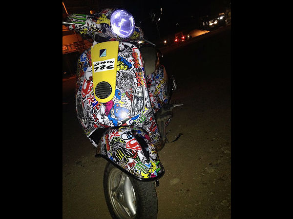 'ವೆಸ್ಪಾ' ಚೆಲುವೆಗೆ ಹೊಸ ವಿನ್ಯಾಸದ ಸೀರೆ ಉಡುಸಿದ ಯುವಕ 