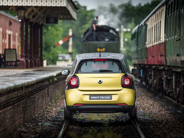 ರೈಲು ಹಳಿಯಲ್ಲೂ ಸಂಚರಿಸುವ ಕಾರು 