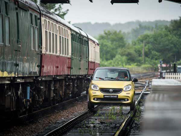 ರೈಲು ಹಳಿಯಲ್ಲೂ ಸಂಚರಿಸುವ ಕಾರು 