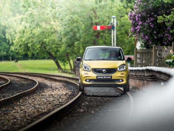 ರೈಲು ಹಳಿಯಲ್ಲೂ ಸಂಚರಿಸುವ ಕಾರು 