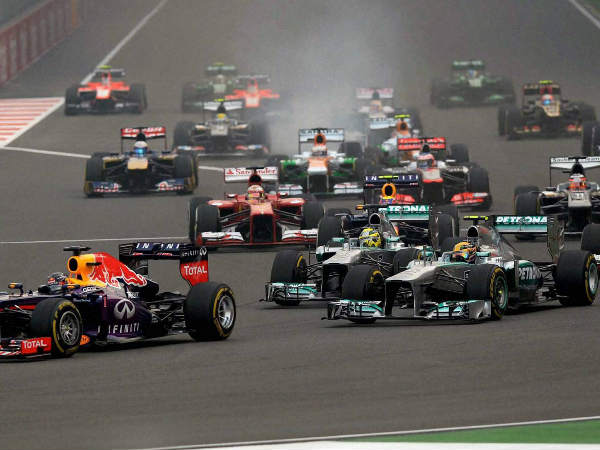 ಭಾರತದಲ್ಲಿ ಮಾತ್ರ ಇದು ಸಾಧ್ಯ; ರೇಸ್ ಟ್ರ್ಯಾಕಲ್ಲಿ ಮದುವೆ