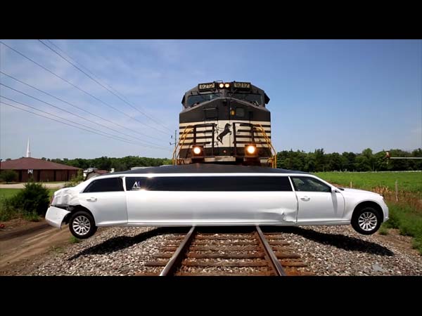 ರೈಲು ಹಳಿಯಲ್ಲಿ ಸಿಲುಕಿದ ಲಿಮೊ ಕಾರಿಗೆ ಗೂಡ್ಸ್ ಗಾಡಿ ಢಿಕ್ಕಿ 