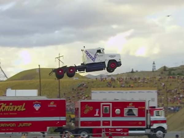 ನಿರ್ಭಯ ಸ್ಟಂಟ್ ಚಾಲಕನಿಂದ ಸೆಮಿ ಟ್ರಕ್ ಗಿನ್ನೆಸ್ ದಾಖಲೆಯ ಜಿಗಿತ