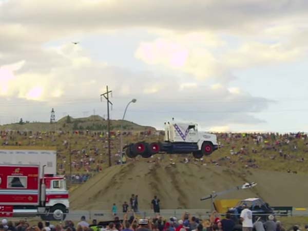 ನಿರ್ಭಯ ಸ್ಟಂಟ್ ಚಾಲಕನಿಂದ ಸೆಮಿ ಟ್ರಕ್ ಗಿನ್ನೆಸ್ ದಾಖಲೆಯ ಜಿಗಿತ