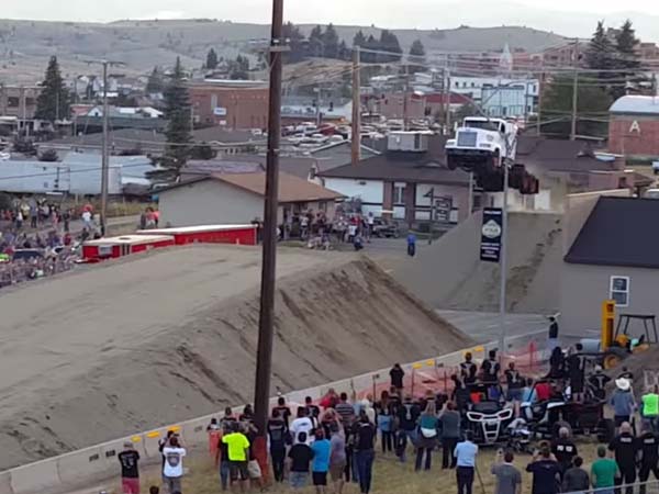 ನಿರ್ಭಯ ಸ್ಟಂಟ್ ಚಾಲಕನಿಂದ ಸೆಮಿ ಟ್ರಕ್ ಗಿನ್ನೆಸ್ ದಾಖಲೆಯ ಜಿಗಿತ