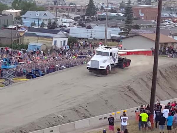 ನಿರ್ಭಯ ಸ್ಟಂಟ್ ಚಾಲಕನಿಂದ ಸೆಮಿ ಟ್ರಕ್ ಗಿನ್ನೆಸ್ ದಾಖಲೆಯ ಜಿಗಿತ