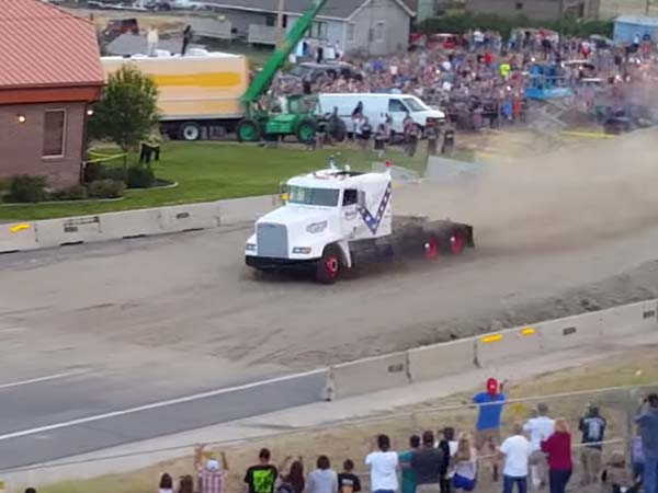 ನಿರ್ಭಯ ಸ್ಟಂಟ್ ಚಾಲಕನಿಂದ ಸೆಮಿ ಟ್ರಕ್ ಗಿನ್ನೆಸ್ ದಾಖಲೆಯ ಜಿಗಿತ