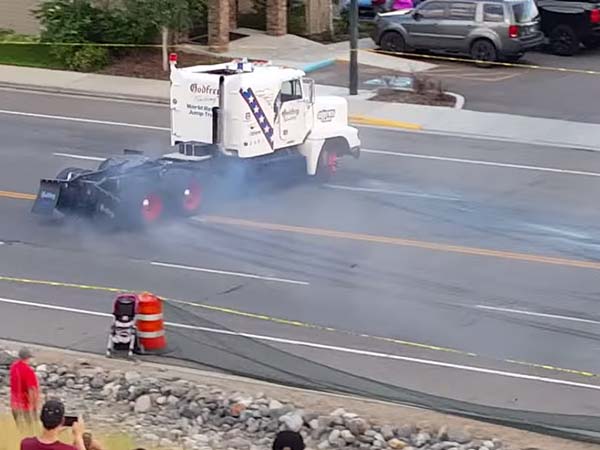 ನಿರ್ಭಯ ಸ್ಟಂಟ್ ಚಾಲಕನಿಂದ ಸೆಮಿ ಟ್ರಕ್ ಗಿನ್ನೆಸ್ ದಾಖಲೆಯ ಜಿಗಿತ