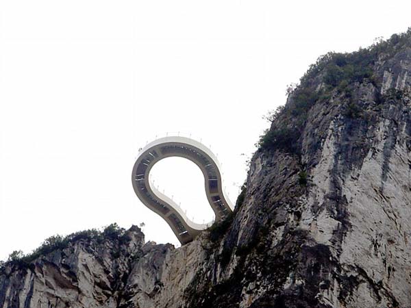 ಅಚ್ಚರಿ, ಅತ್ಯದ್ಭುತ; ಚೀನಾದಲ್ಲಿ ಗಗನ ಚುಂಬಿಸುವ ಗಾಜಿನ ಸೇತುವೆ 