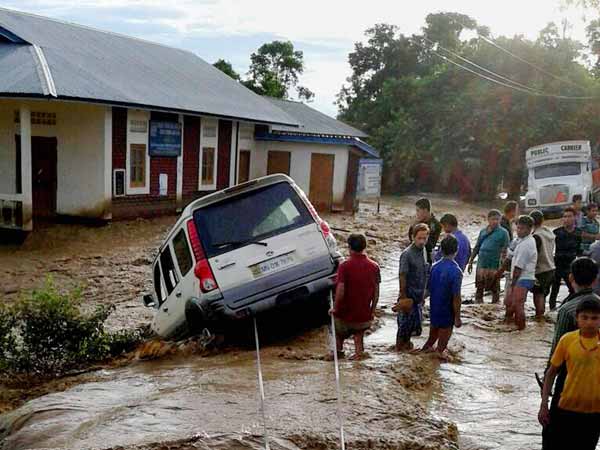 ಉತ್ತರ ಭಾರತ ಪ್ರವಾಹಕ್ಕೆ ಸಿಲುಕಿದ ವಾಹನಗಳು 