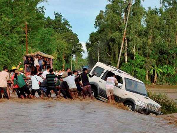ಉತ್ತರ ಭಾರತ ಪ್ರವಾಹಕ್ಕೆ ಸಿಲುಕಿದ ವಾಹನಗಳು 