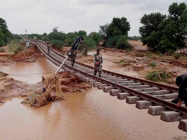 ಉತ್ತರ ಭಾರತ ಪ್ರವಾಹಕ್ಕೆ ಸಿಲುಕಿದ ವಾಹನಗಳು 