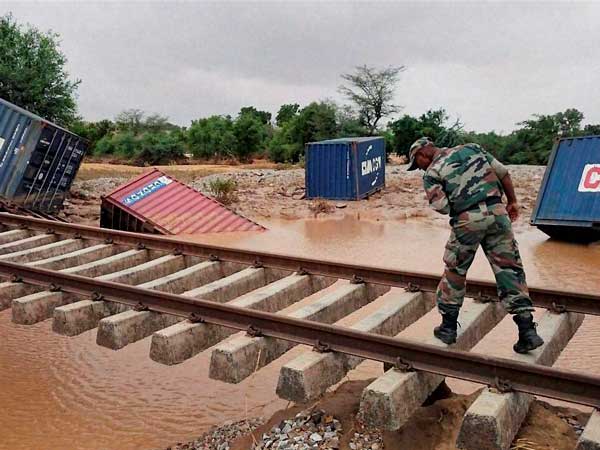 ಉತ್ತರ ಭಾರತ ಪ್ರವಾಹಕ್ಕೆ ಸಿಲುಕಿದ ವಾಹನಗಳು 
